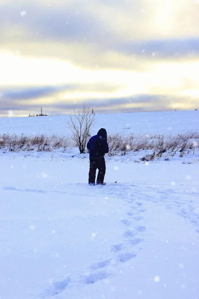 Zimní rybář chodí rybaření — Stock fotografie