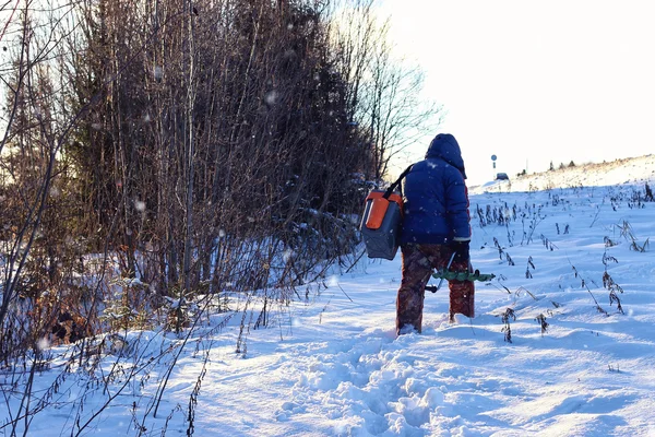 Vinter fiskare promenad fiske — Stockfoto