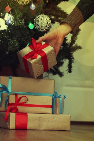 Stapel von Geschenken unter dem Weihnachtsbaum — Stockfoto