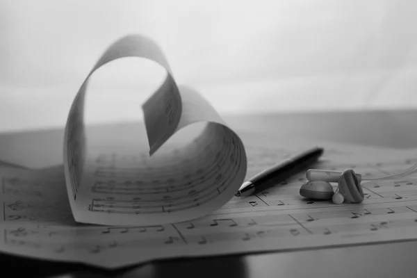 Музичний серіал у формі серця — стокове фото