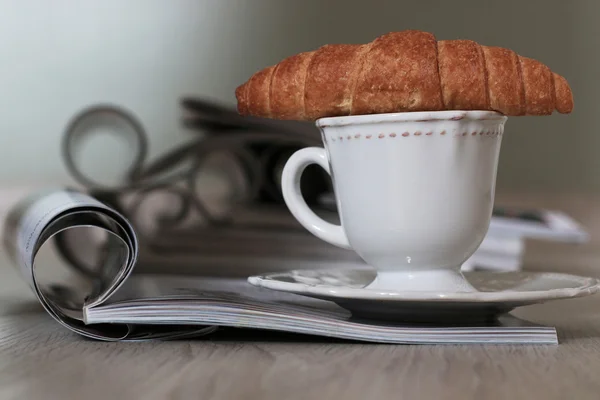 Zeitschriften Kaffee Croissant — Stockfoto