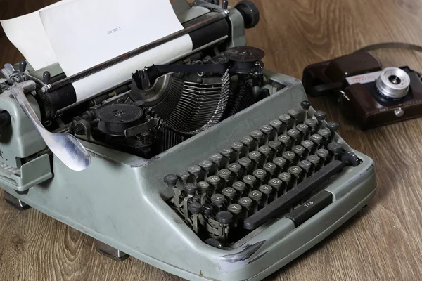 Machine à écrire et appareil photo rétro — Photo