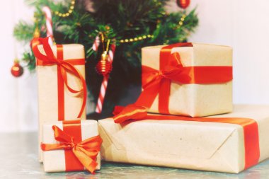 hediyeler Noel ağacının altında yığını