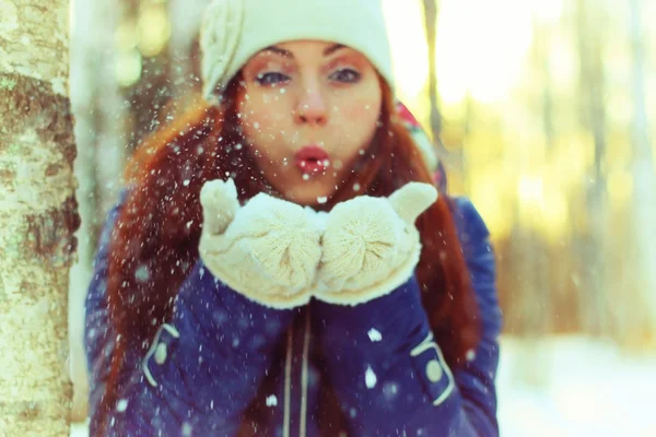 Invierno niña bola de nieve —  Fotos de Stock