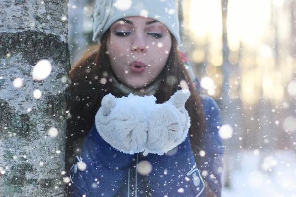 冬の女の子の雪だるま — ストック写真