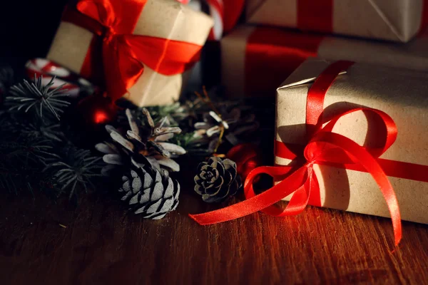 Las ramas de un cono de pino regalo de Navidad juguete —  Fotos de Stock