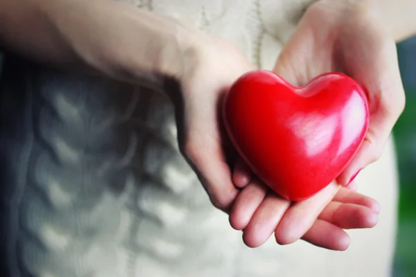 Ženská ruka Valentýnské srdce — Stock fotografie