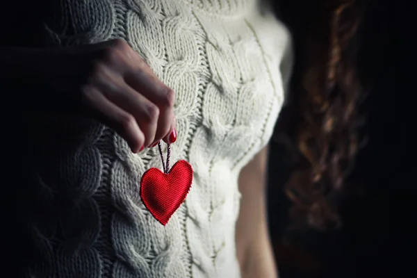 Manos corazón femenino pecho — Foto de Stock