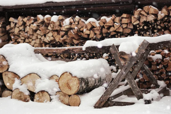 Woodpile içinde kıyılmış yakacak odun — Stok fotoğraf