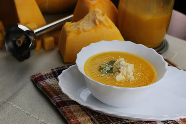 Kürbissuppe kochen — Stockfoto