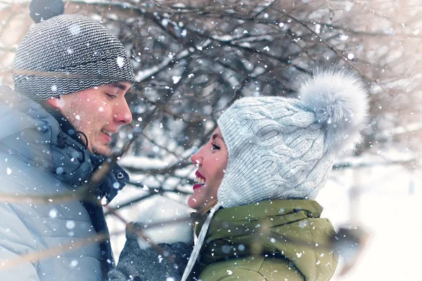 Pareja de jóvenes amantes invierno — Foto de Stock