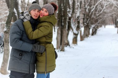 Genç aşıklar gülümseme kış yürüyüş