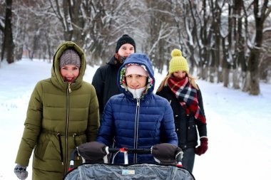 Grup kışın karlı havada yürür.