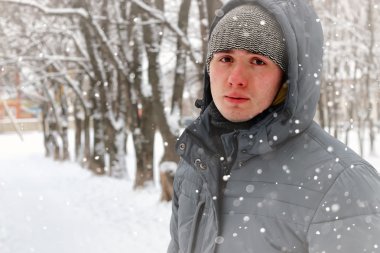 adam sokak kış ağaç kar