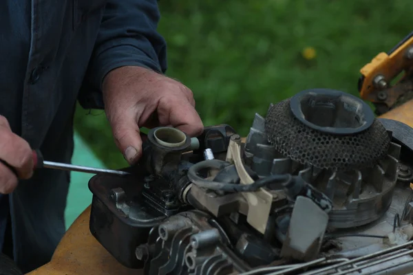 Çim biçme makinesi motoru tamiri — Stok fotoğraf