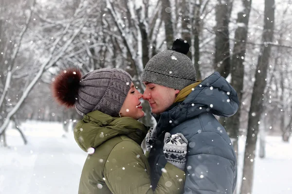 Couple lovers kiss winter street — Stock Photo, Image