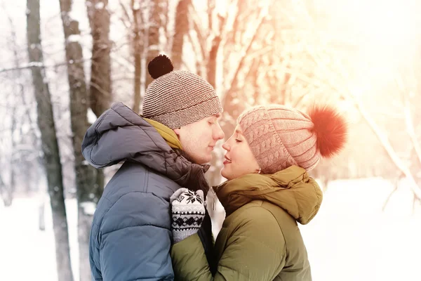 Amantes beso invierno calle — Foto de Stock