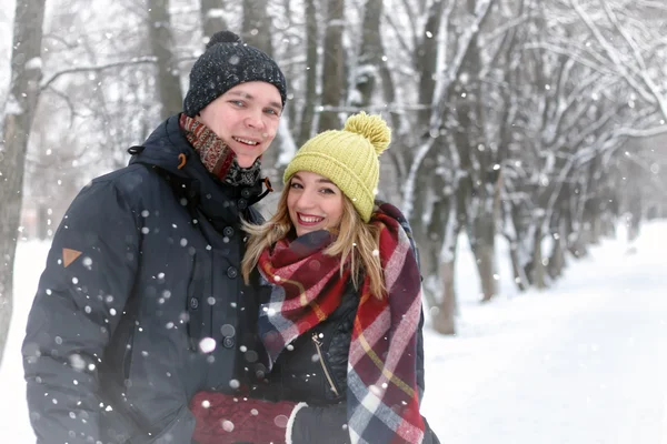 Familjen par promenad vinter snö — Stockfoto