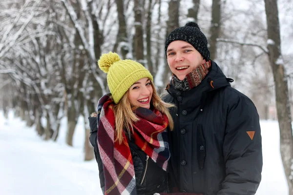 Ung älskare gå leende vinter — Stockfoto