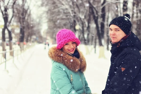 Coppia di giovani amanti a piedi in inverno — Foto Stock