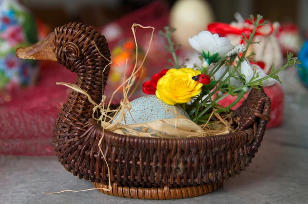 Renkli Paskalya yumurtaları kurdele ile süslenmiş.