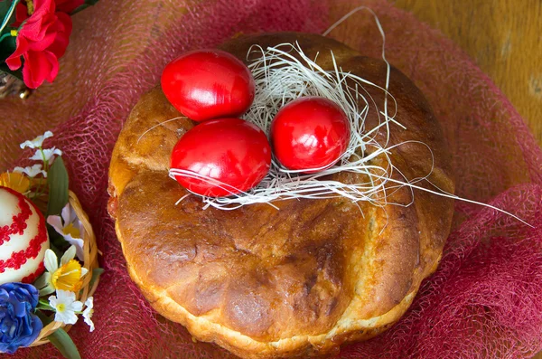 Vörös fából készült húsvéti tojást a kenyeret. — Stock Fotó