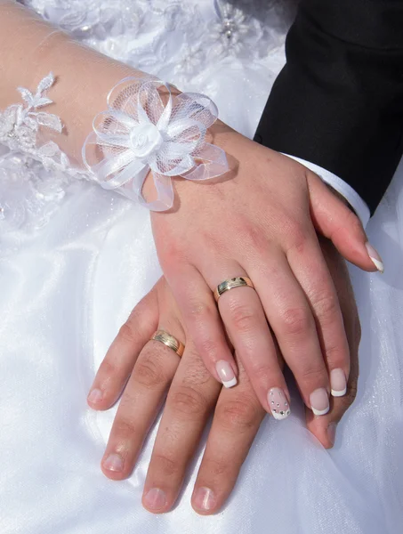 結婚指輪の新婚夫婦の手. — ストック写真