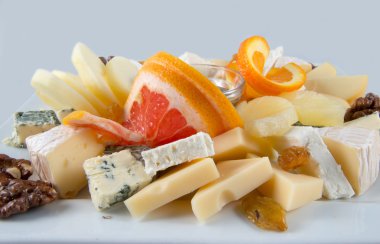 Meyve salatası ile fındık, Kuru üzüm ve peynir.