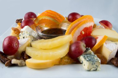 Meyve salatası ile fındık, Kuru üzüm ve peynir.