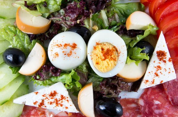 Ensalada con verduras, huevo, queso y salchichas . — Foto de Stock