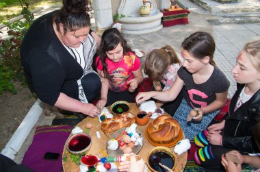 Paskalya için hazırlık. Tablo Easter eggs.