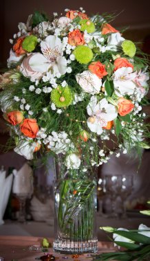 Çiçekli bir vazo..