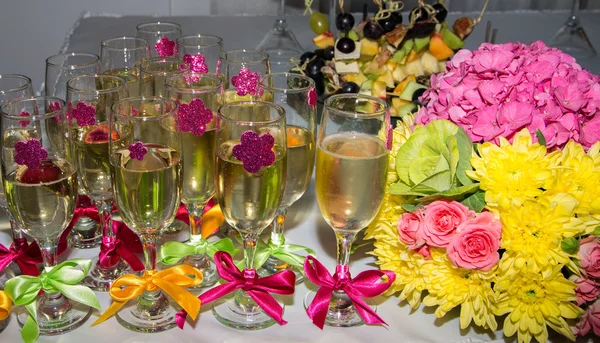 Szklanki z szampanem i bukiet kwiatów. — Zdjęcie stockowe