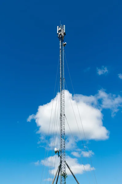 Telecommunicatie toren met antennes. — Stockfoto