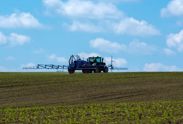 Tractor con pulverizador arrastrado . — Foto de Stock