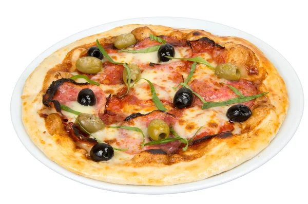 Pizza com salame de queijo e azeitonas . — Fotografia de Stock