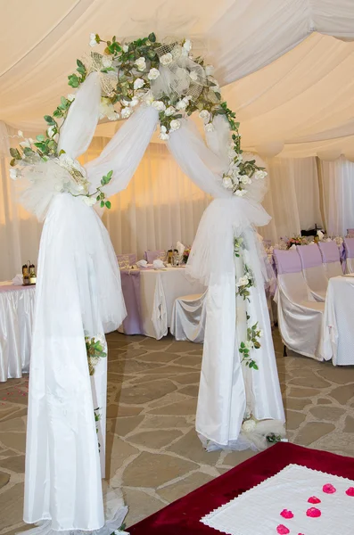 Hochzeitsbogen mit Schleier und weißen Rosen geschmückt. — Stockfoto