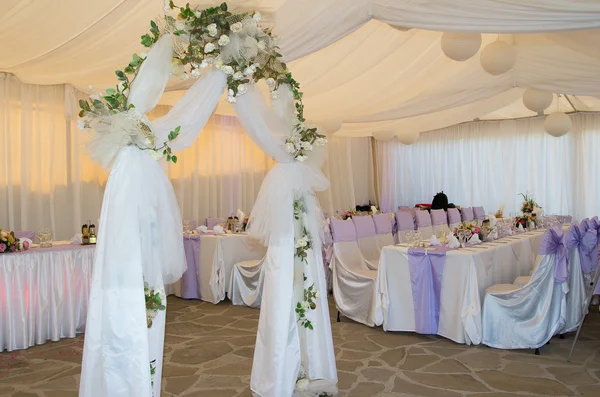 Arco de boda decorado con velo y flores . — Foto de Stock