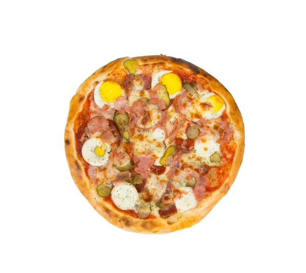 Pizza com ovos, presunto, salame, queijo, picles e especiarias . — Fotografia de Stock