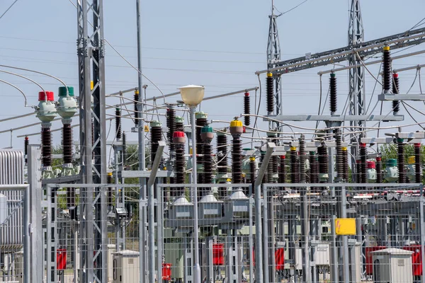 Ausrüstung in einer elektrischen Umspannstation Stockfoto