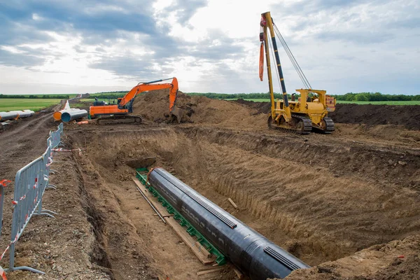 İnşaat, doğalgaz boru hattını döşemek için çalışıyor.