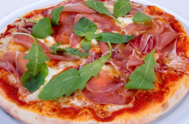 Jambon ve peynirli pizza