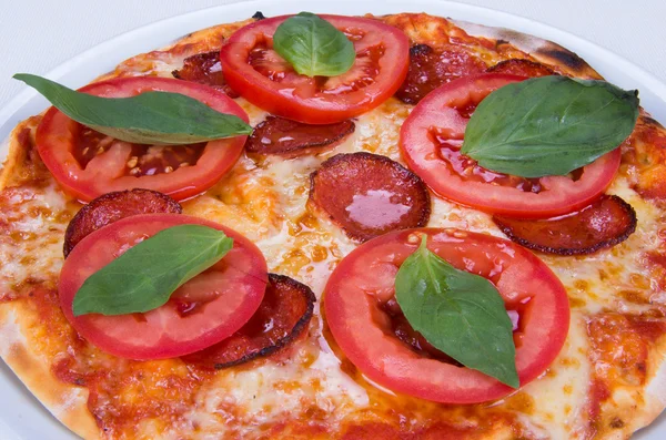 Pizza com bacon, queijo e tomate — Fotografia de Stock