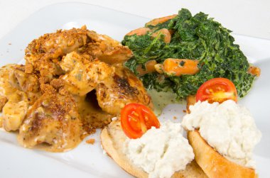 Soslu tavuk ve garnitür.