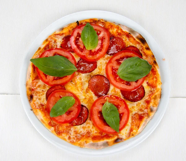 Pizza com bacon, queijo e tomate — Fotografia de Stock