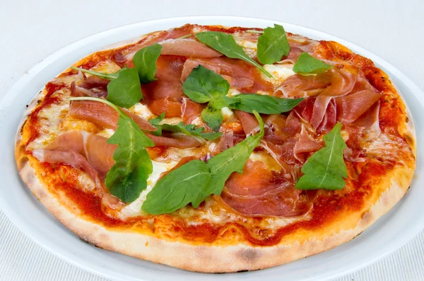 Pizza com bacon e queijo — Fotografia de Stock