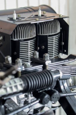 Eski iki kulaç tıkaçlı bir arabanın temiz soğutma yüzgeçleri ve silindirleri görünür..