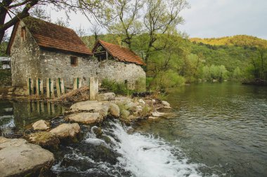 Slovenya, Kolpa nehrinde küçük bir taş baraj ve terk edilmiş bir değirmen..