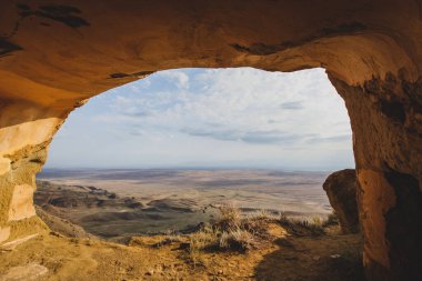 Gürcistan 'da Garedjian Sırtı, Azerbaycan' a bakan David Gareji Manastırı yakınlarında..