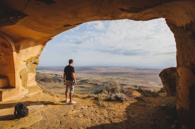 Gürcistan 'da Garedjian Sırtı. David Gareji Manastırı yakınlarında. Azerbaycan' a bakan bir kişi var..
